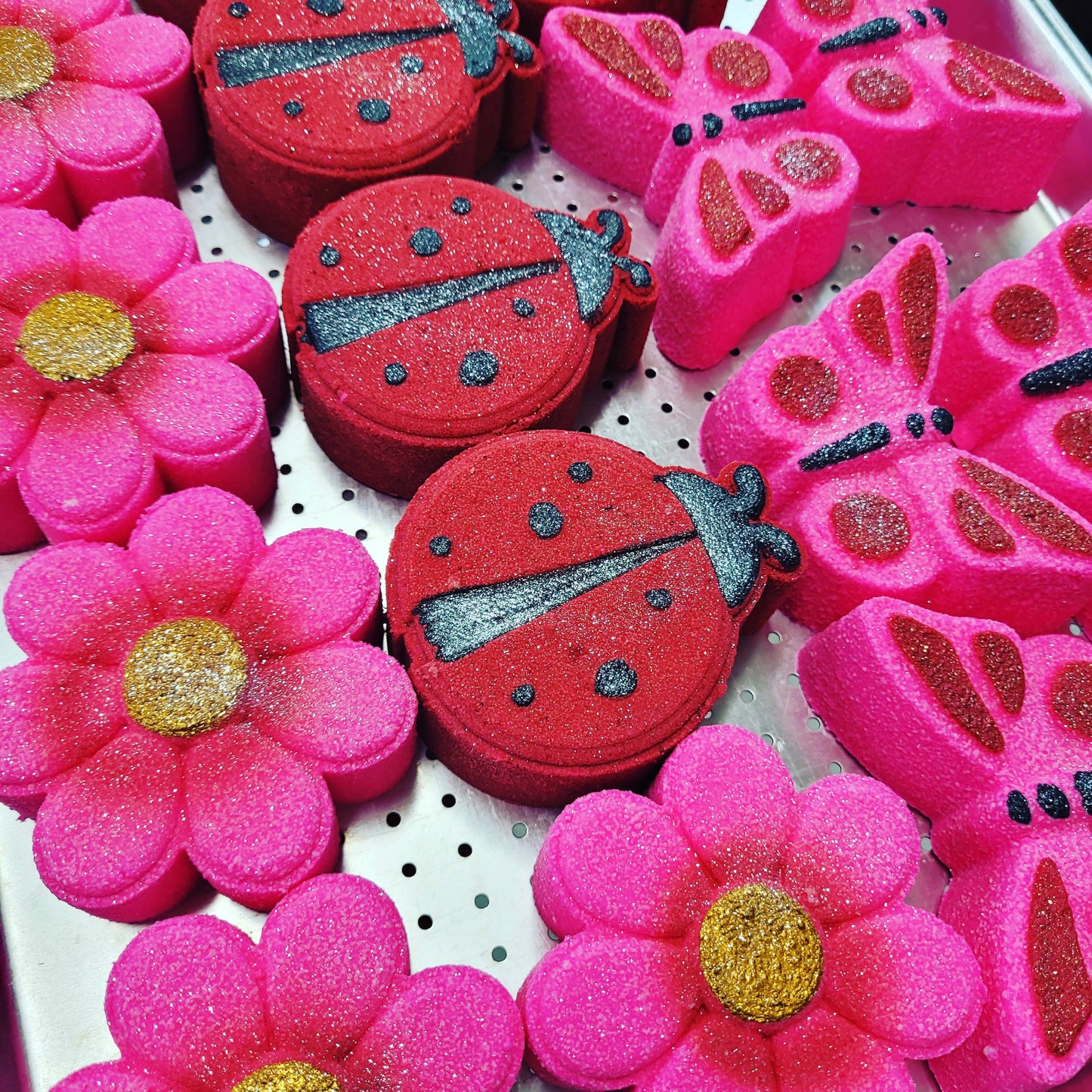 Ladybug Bath Bomb - Cherry Lemonade - 5oz